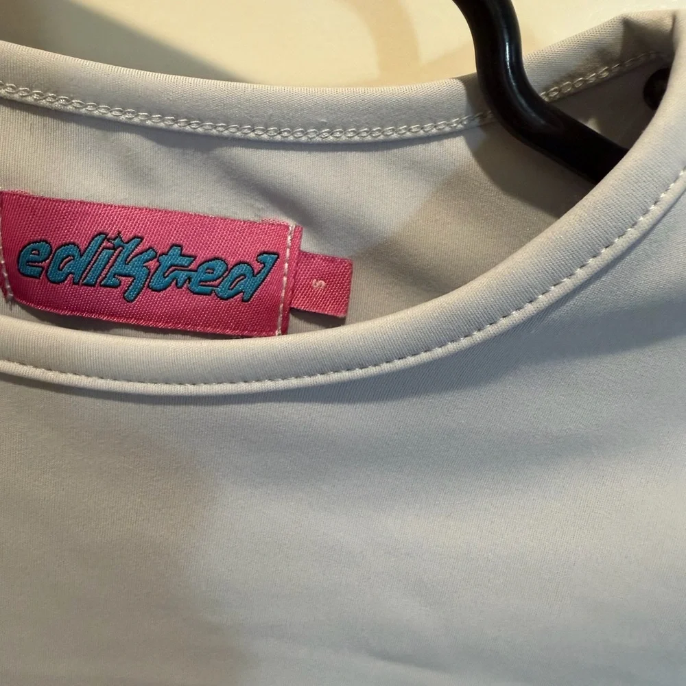 Edikted Light Gray Tee - Picture 2 of 3